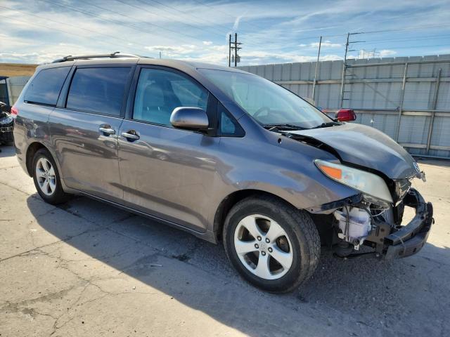 Toyota Sienna Le Image 3