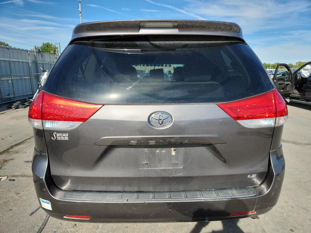 Toyota Sienna Le Image 13