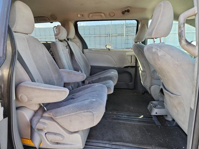 Toyota Sienna Le Image 10