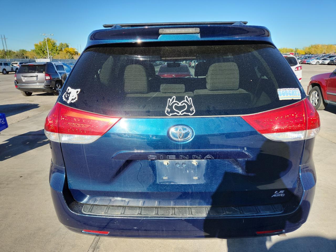 Toyota Sienna Le Image 2