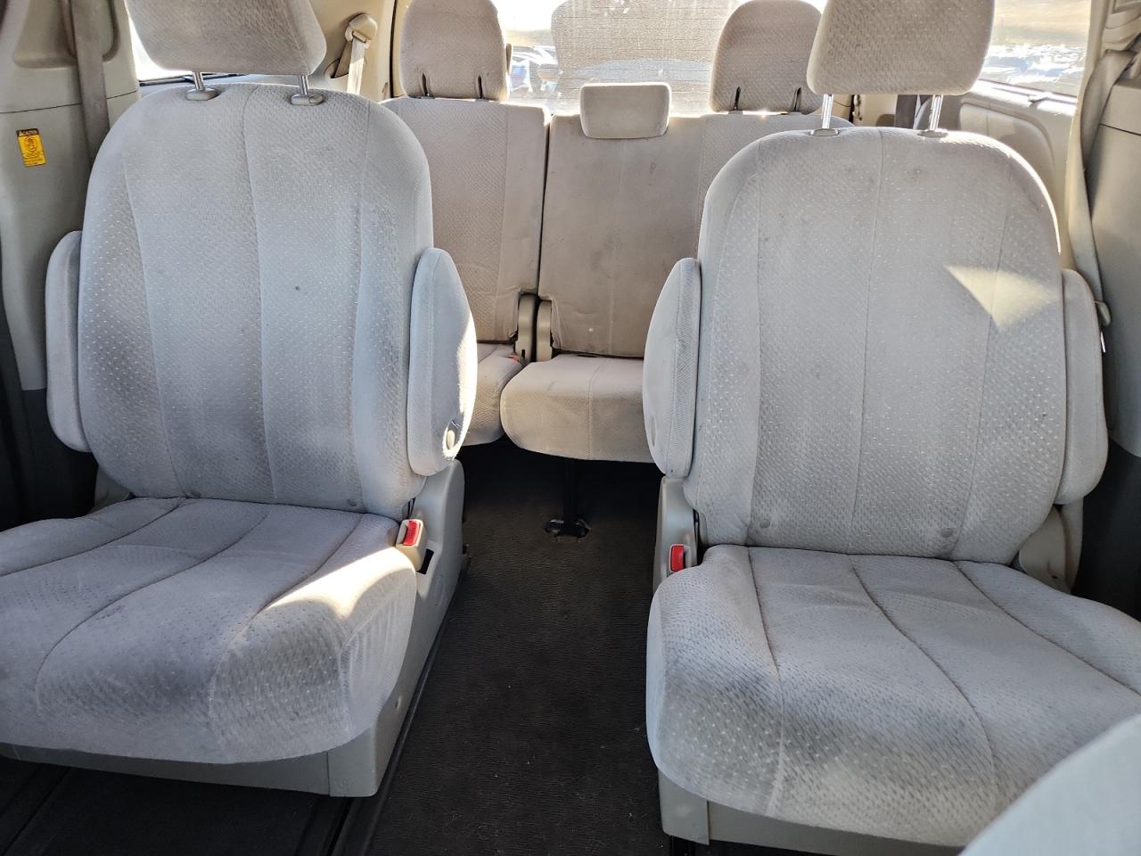 Toyota Sienna Le Image 8