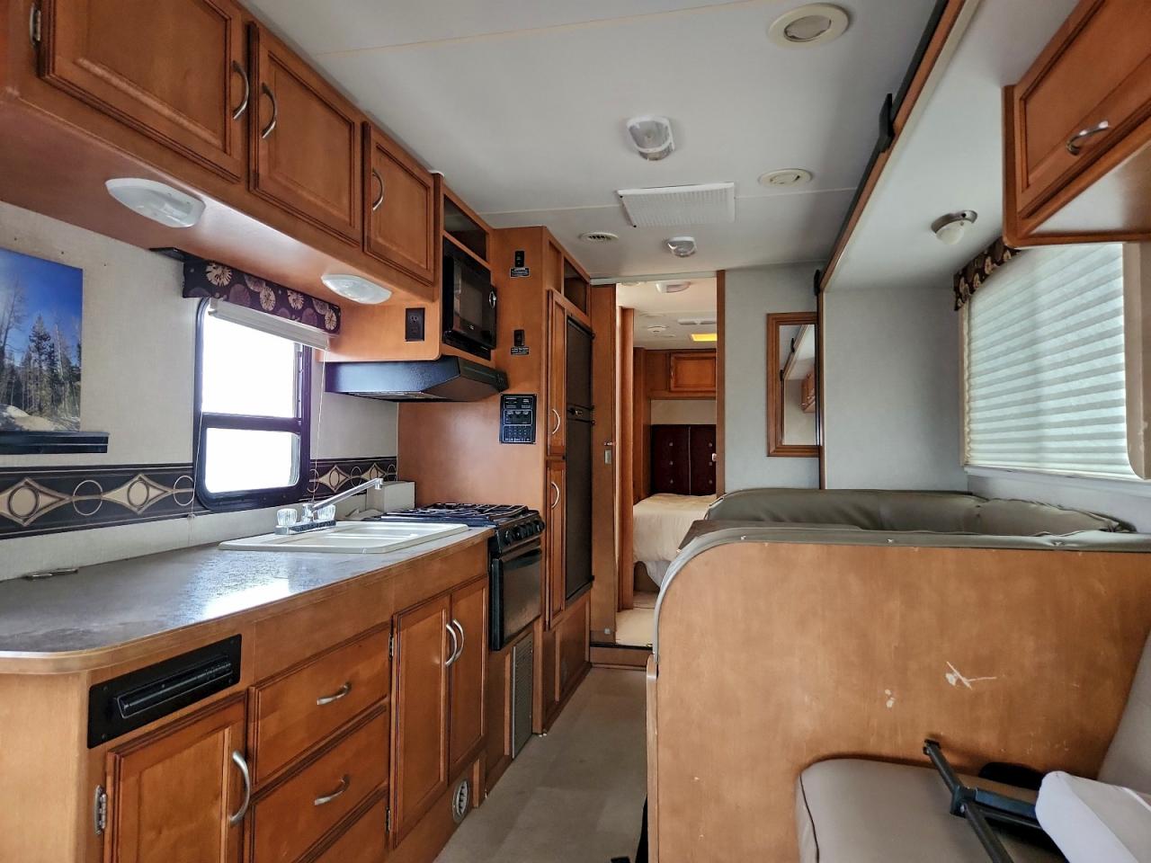 Ford Econoline E450 Super Duty Cutaway Van Image 8