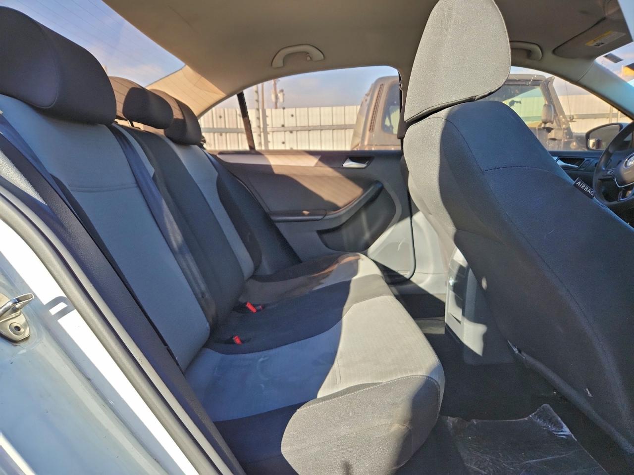 Volkswagen Jetta S Image 12