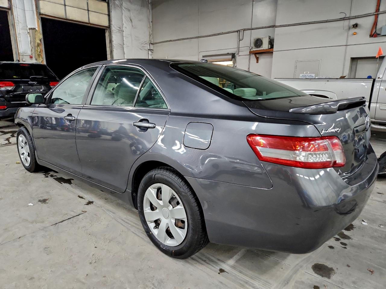 Toyota Camry Base Image 2