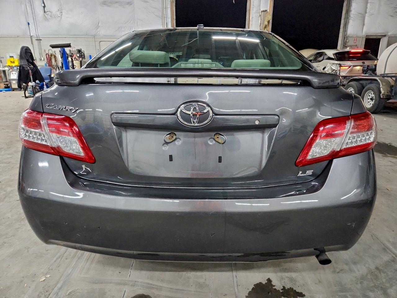 Toyota Camry Base Image 7