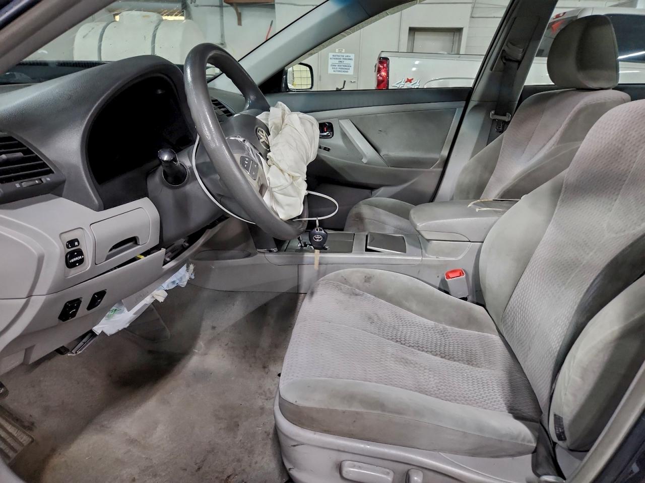 Toyota Camry Base Image 9