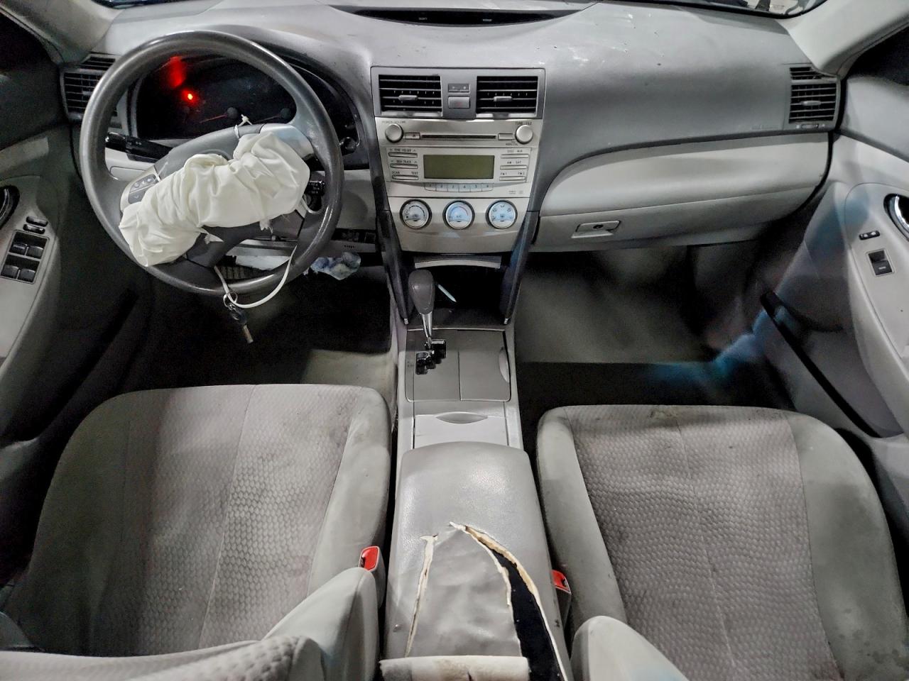 Toyota Camry Base Image 3