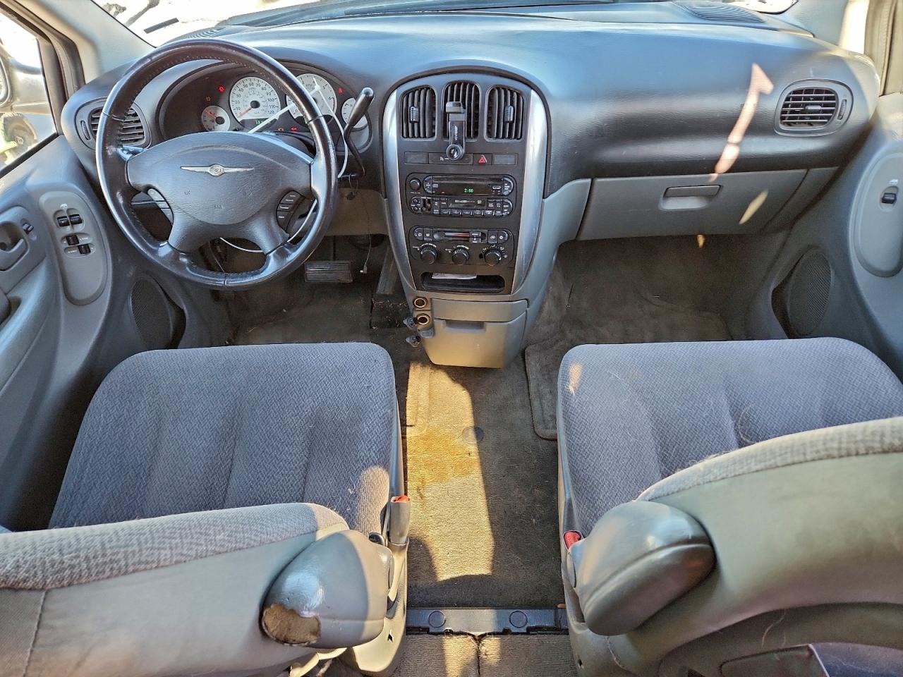 Chrysler Minivan Touring Image 13