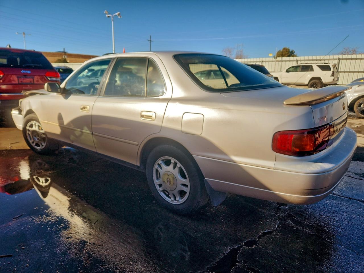 Toyota Camry Le Image 5