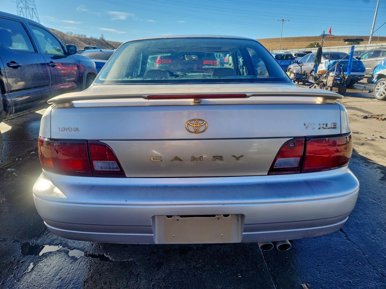 Toyota Camry Le Image 11