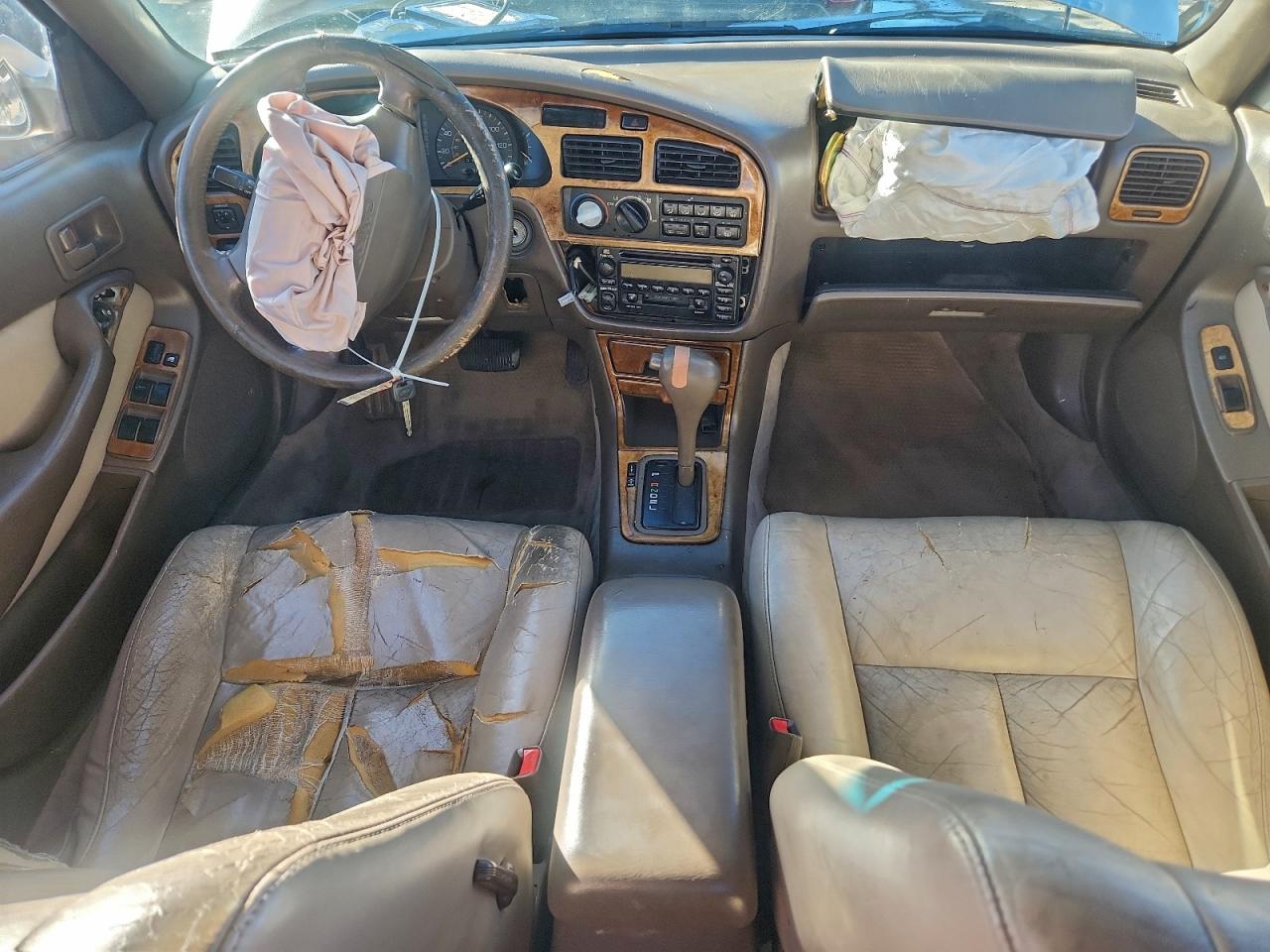 Toyota Camry Le Image 4