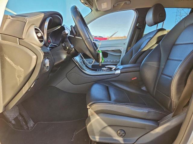 Mercedes-Benz GLC 300 Image 11